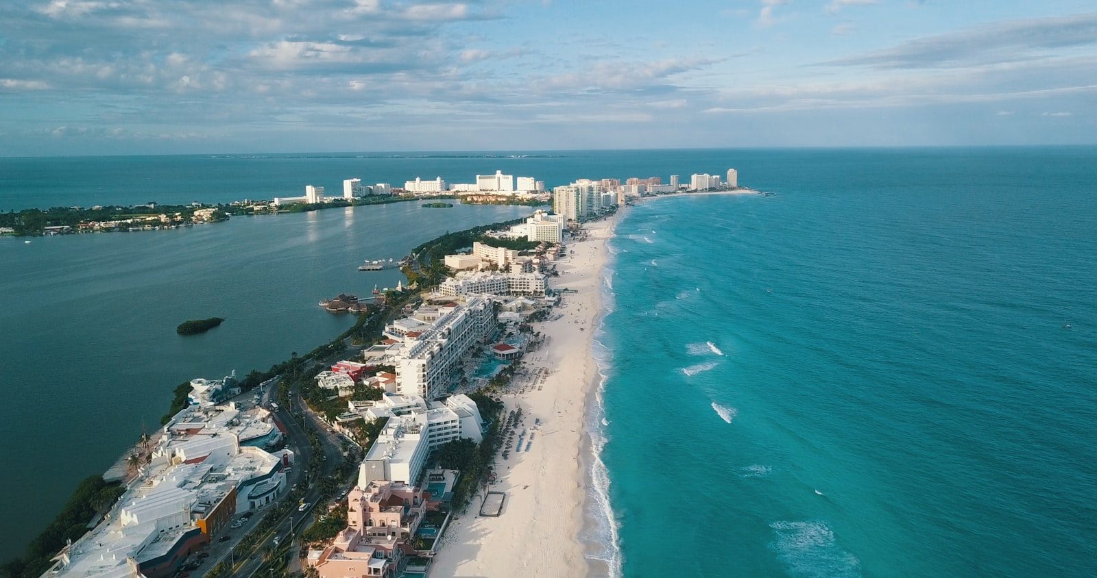 Vista aérea del Caribe junto a los departamentos en preventa de Cancún