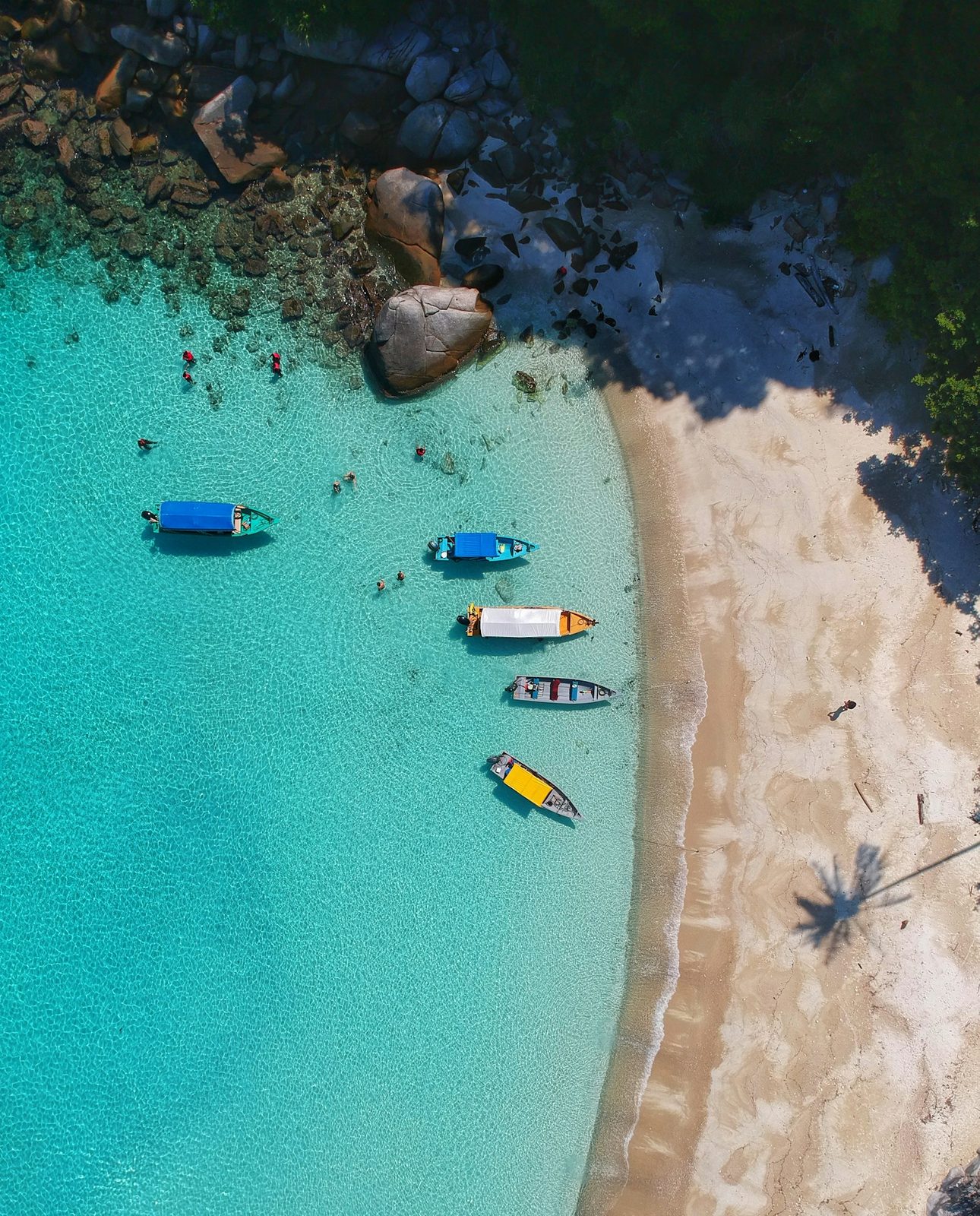 Vista aérea de playa caribeña junto a Puerto Cancún