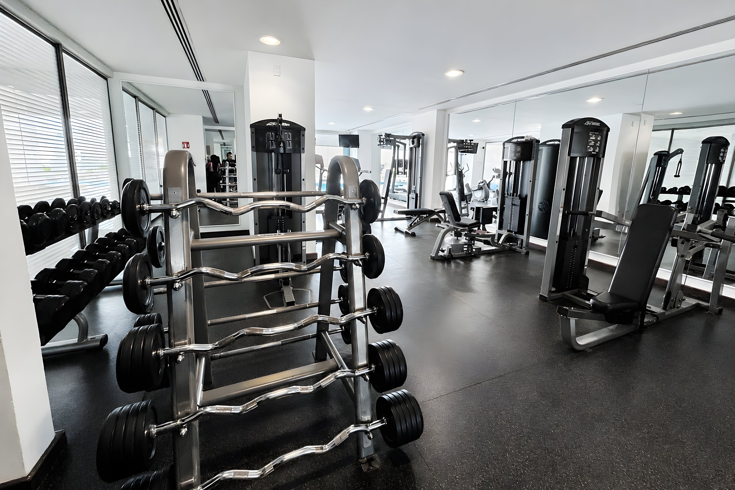 Zona de mancuernas y máquinas del gimnasio en Maioris Marina Residences, Puerto Cancún