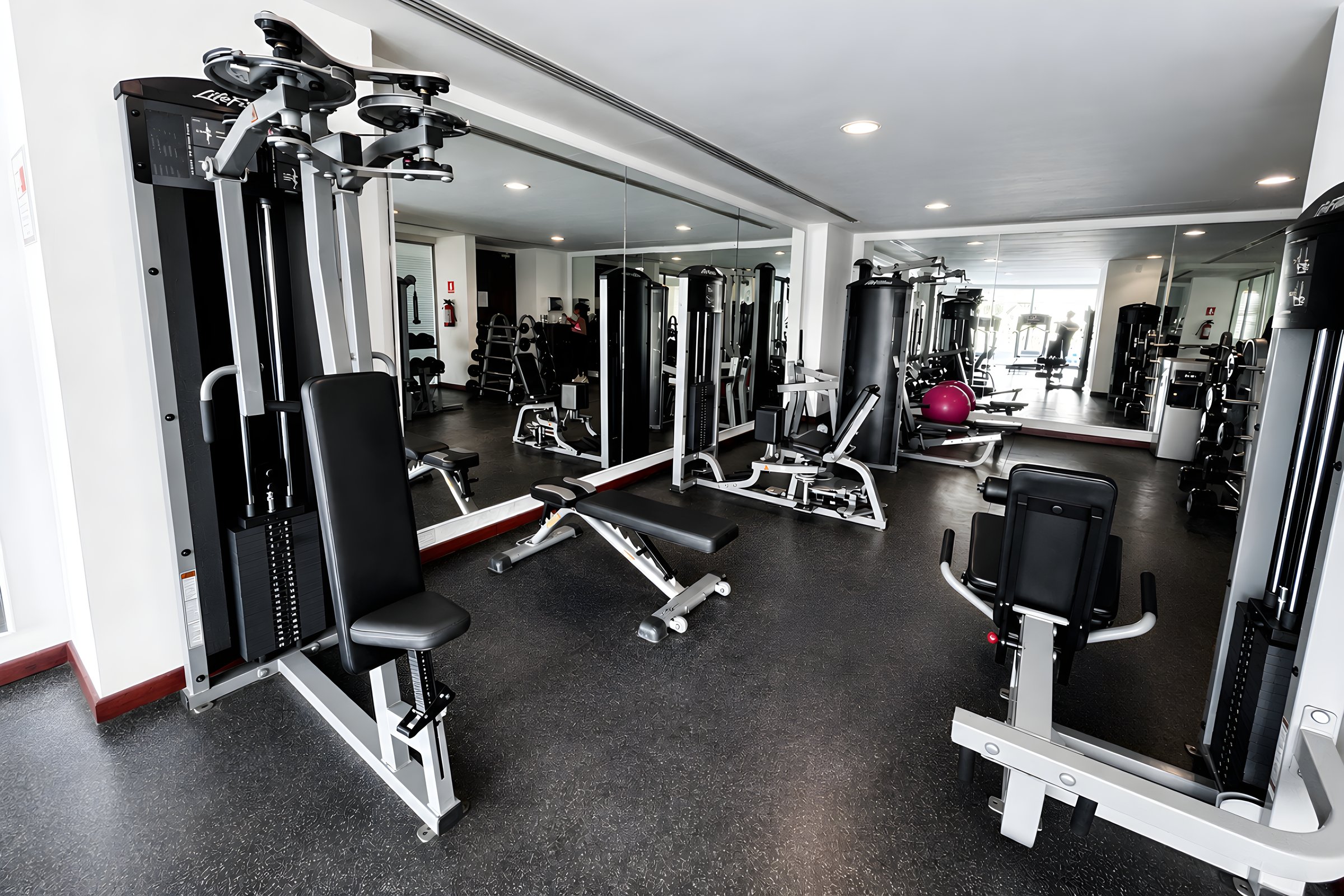 Gimnasio con estaciones de fuerza profesionales en Maioris Marina Residences, Puerto Cancún