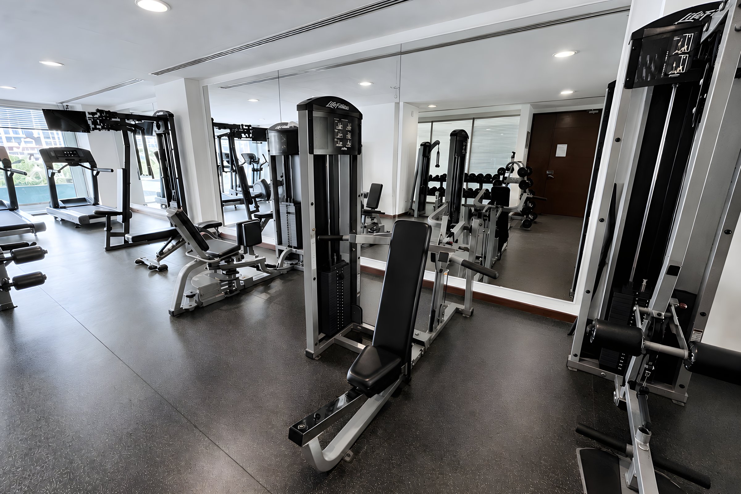 Sala de máquinas del gimnasio equipado de Maioris Marina Residences, Puerto Cancún