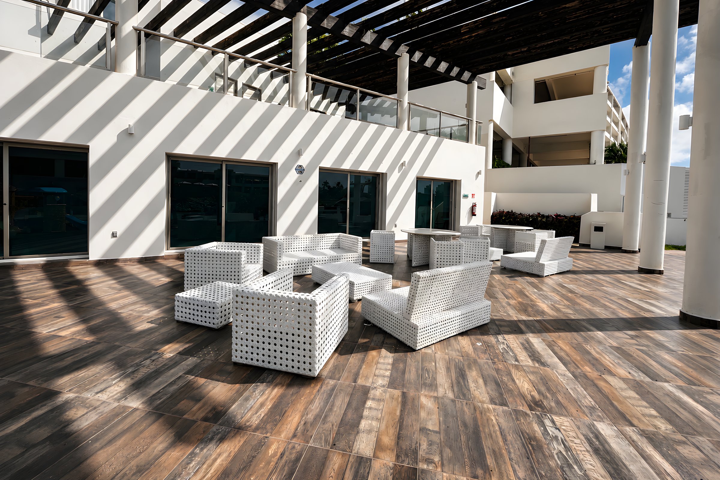 Terraza social con pérgola y zona de descanso en Maioris Marina Residences, Puerto Cancún