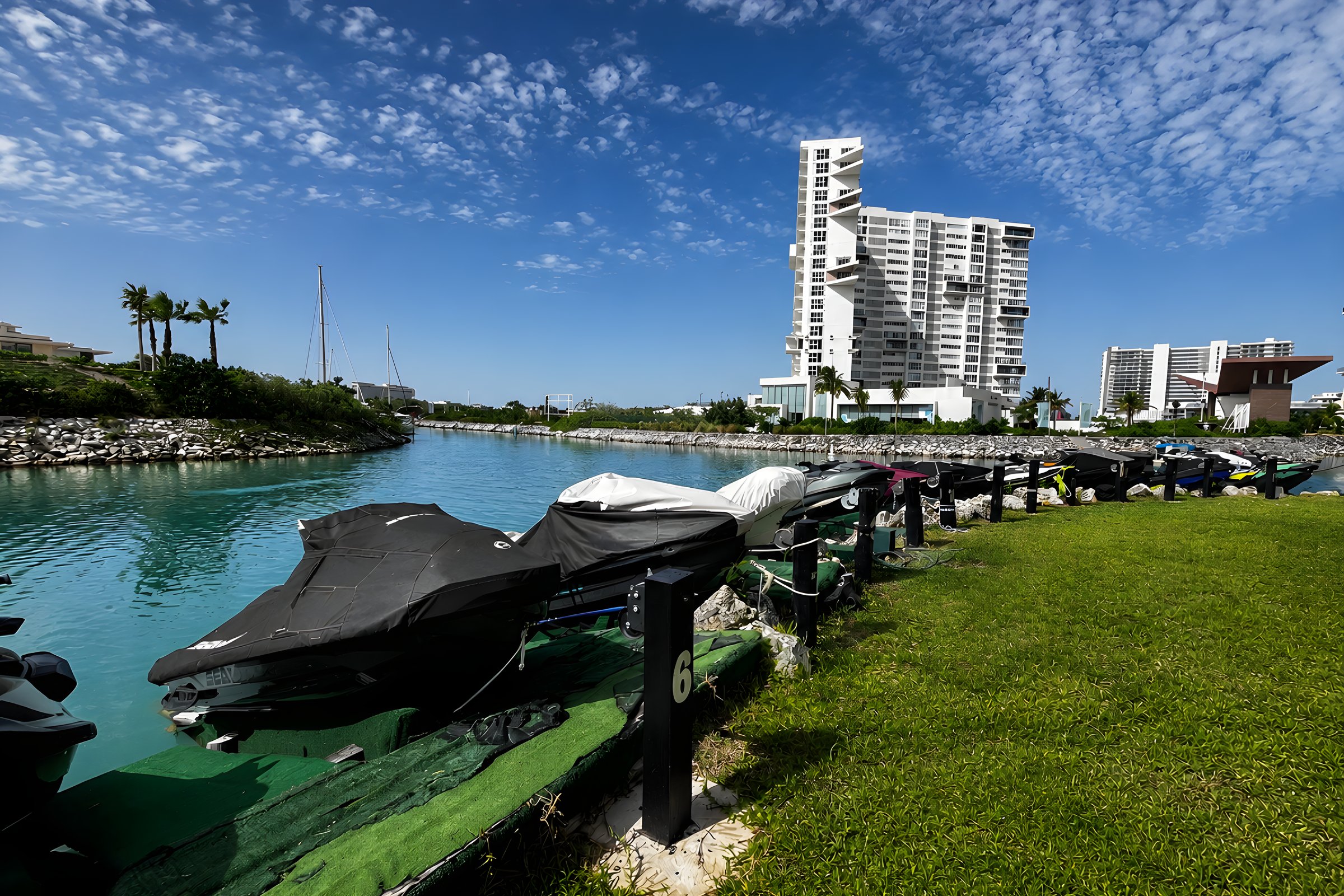 Waverunners junto al canal con las torres al fondo en Maioris Marina Residences, Puerto Cancún