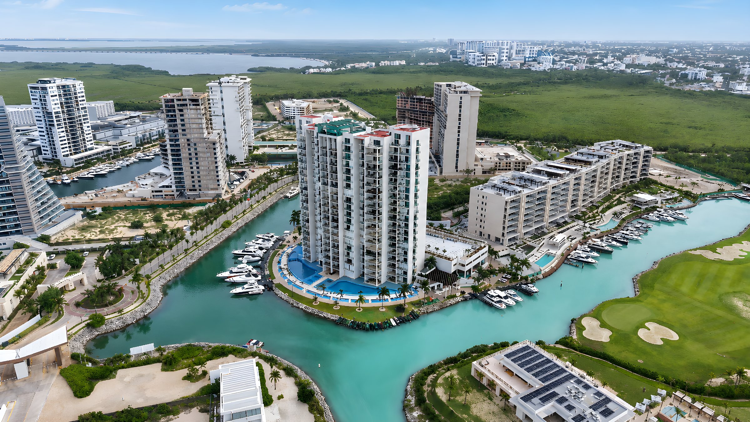 Maioris Marina Residences entre los canales, la marina y el campo de golf de Puerto Cancún, vista aérea de dron