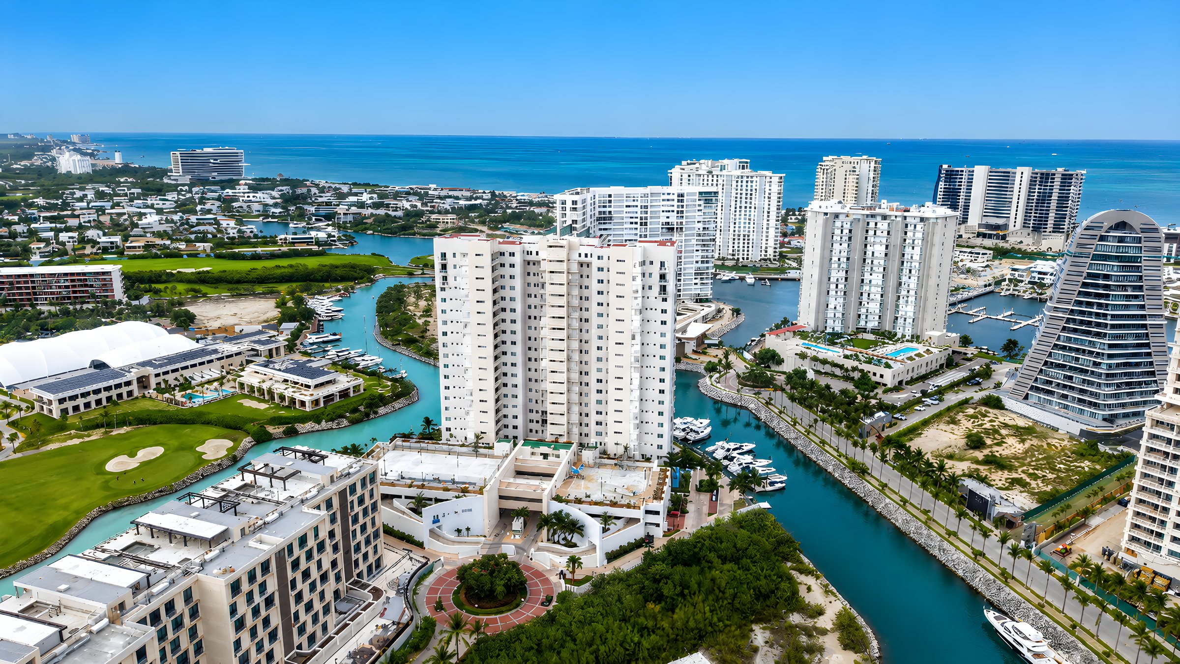 Panorámica de Puerto Cancún frente al mar Caribe con las torres, canales y marina de Maioris Marina Residences