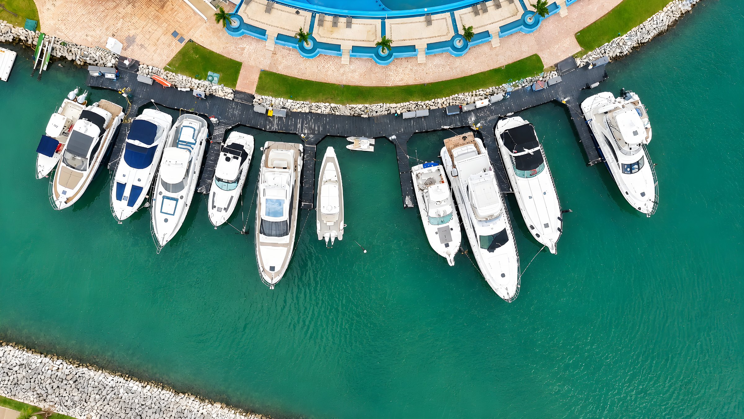 Vista cenital de los yates atracados en la marina privada de Maioris Marina Residences, Puerto Cancún