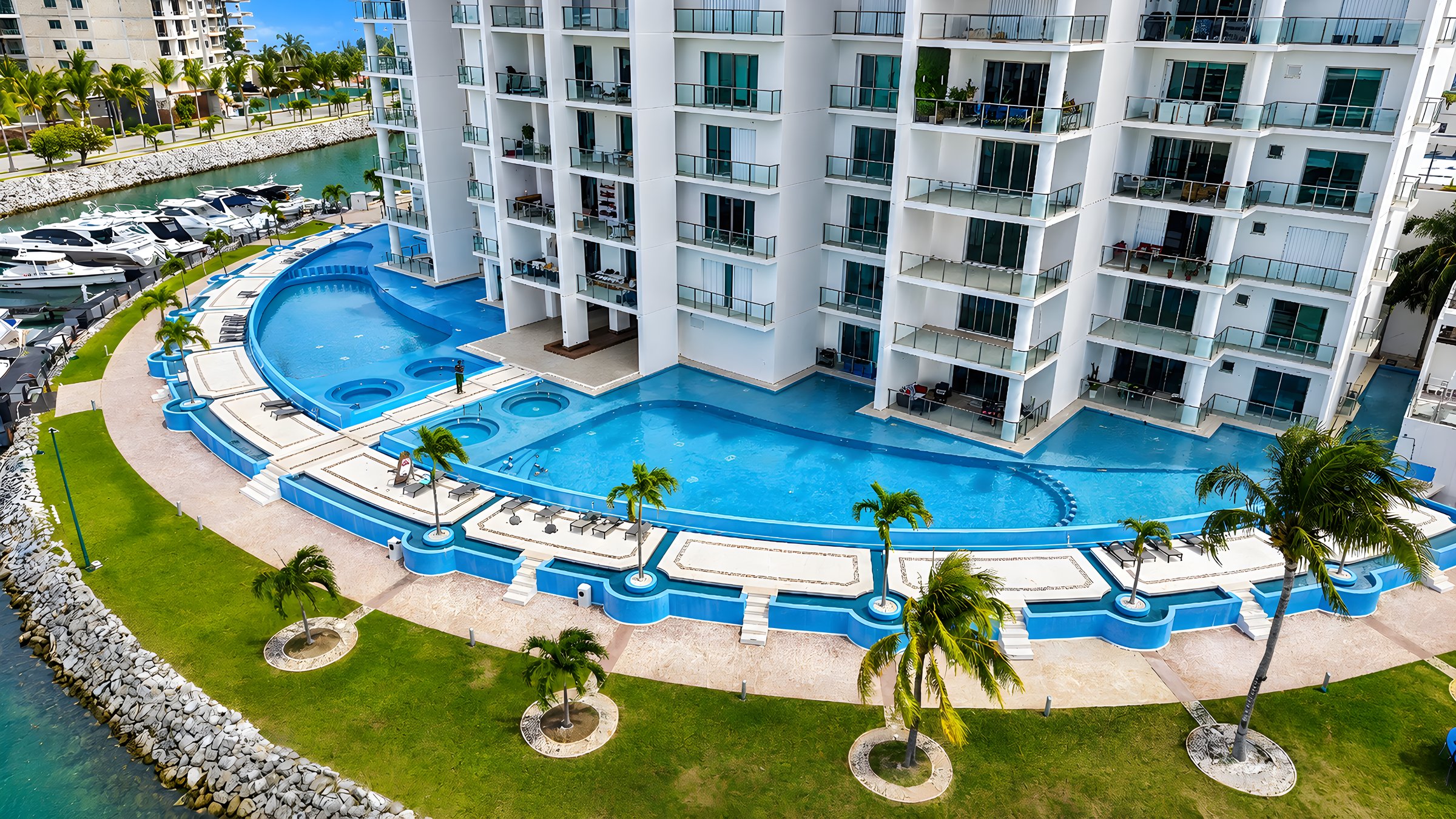 Departamentos swim-up con acceso directo a la alberca en Maioris Marina Residences, Puerto Cancún