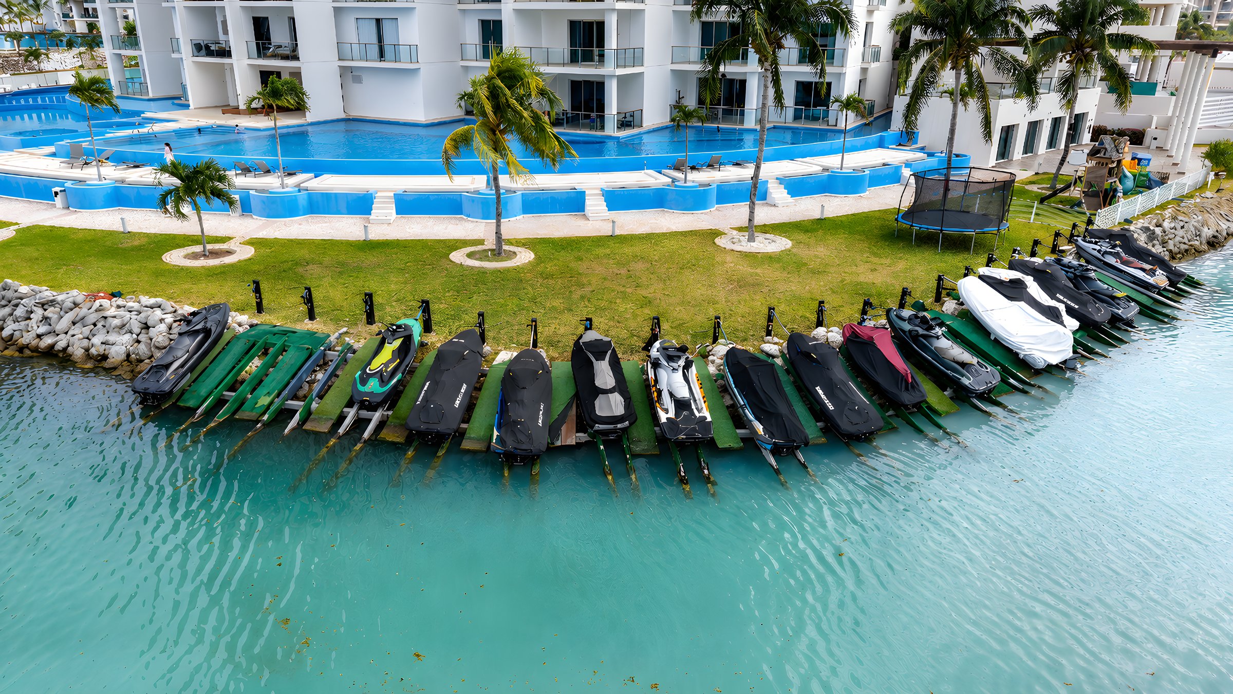 Muelle de waverunners y jet skis junto a las albercas de Maioris Marina Residences, Puerto Cancún