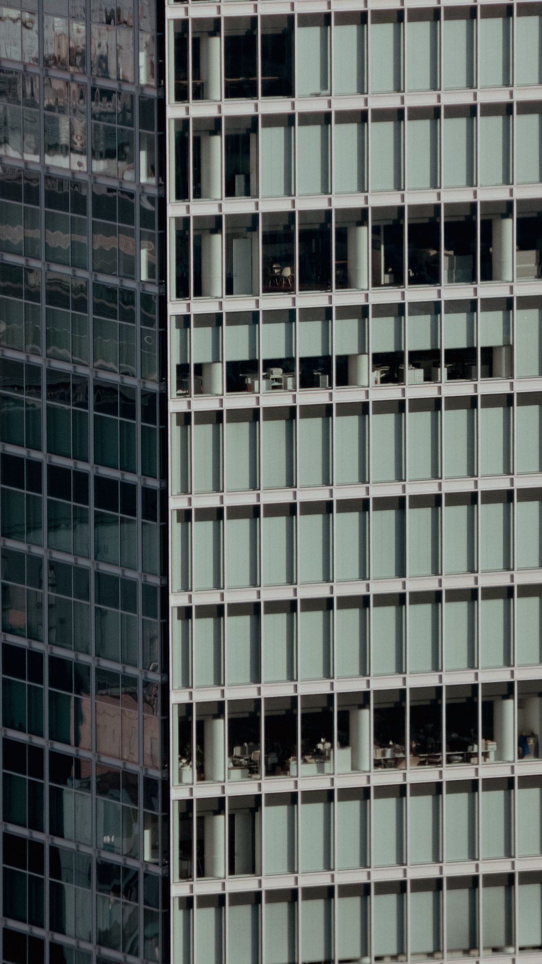 Oficinas de una agencia inmobiliaria: fachada de cristal moderna