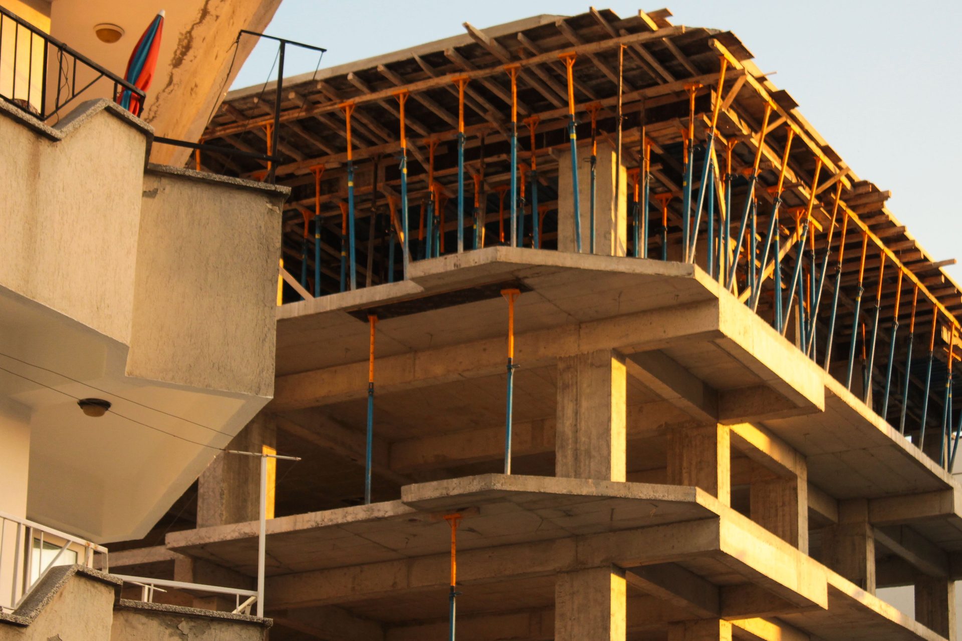 Casas en preventa: estructura de una vivienda en construcción al atardecer
