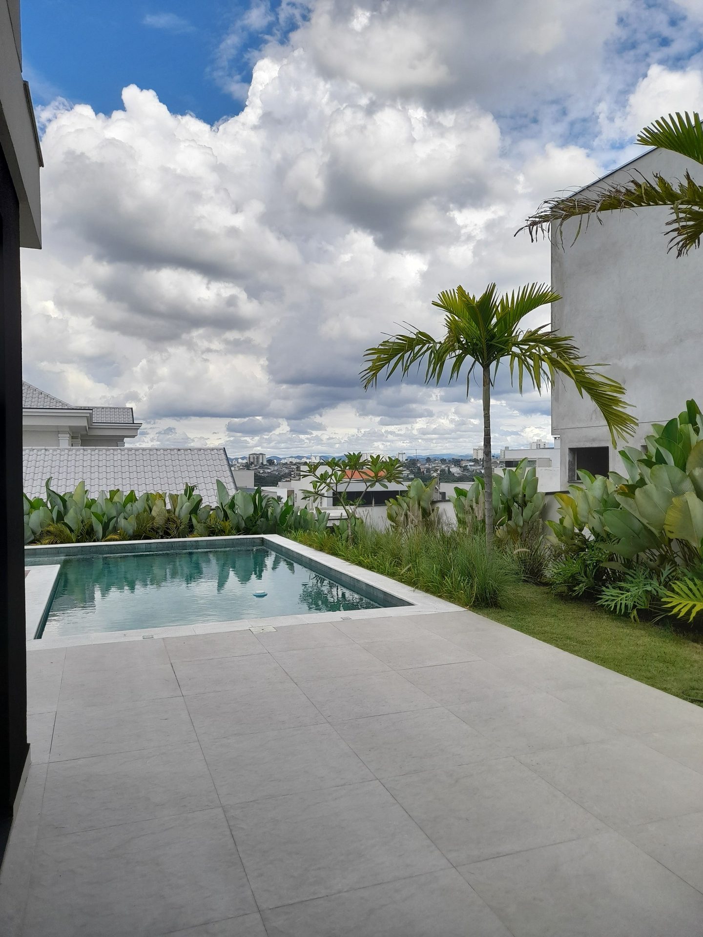 Alberca privada de una de las casas residenciales modernas con palmeras