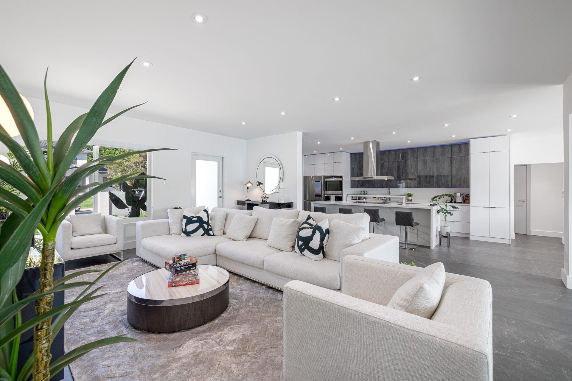 Diseño de casas residenciales con concepto abierto y luz natural