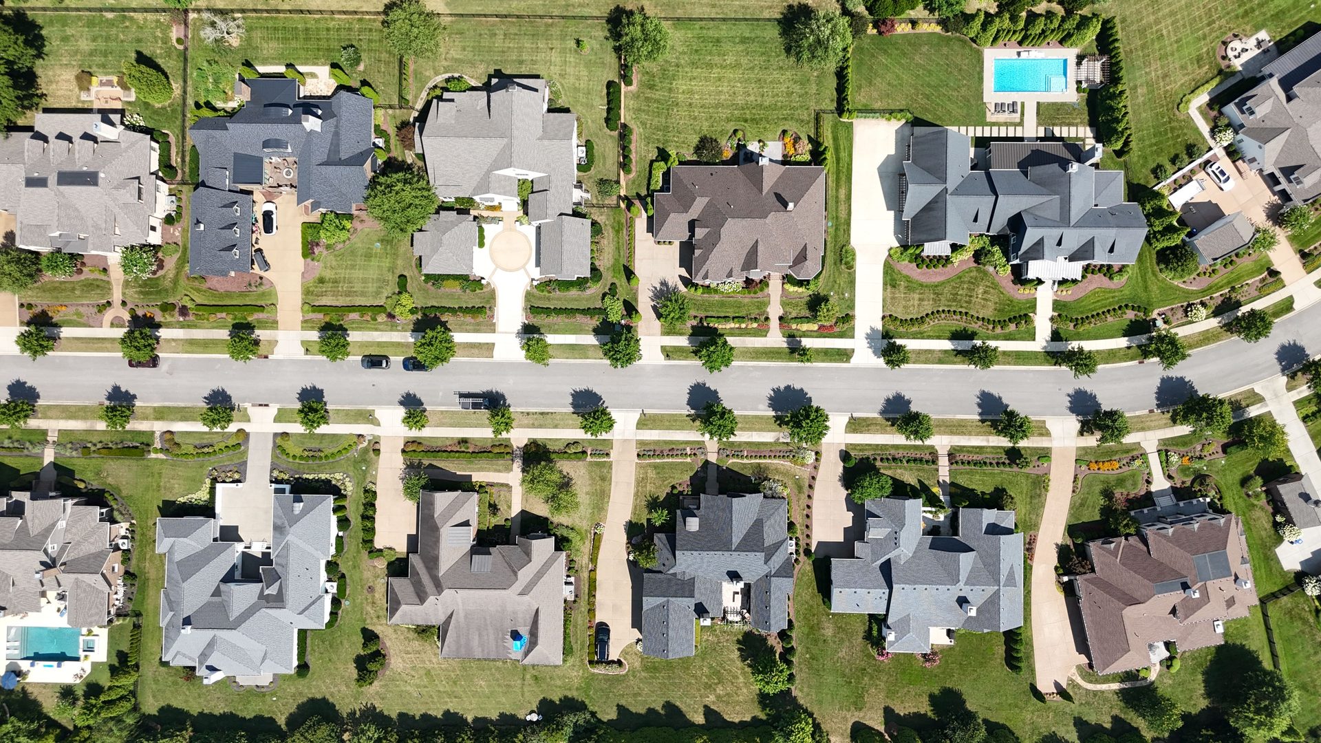 Residenciales en venta: vista aérea de un conjunto privado con casas y jardines ordenados